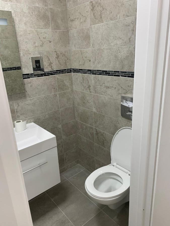 Lovely En-Suite Studio With Kitchen And Free Parking With Walking Distance To Tube Station And Short Train Ride To Central London!! Northwood  Exterior photo
